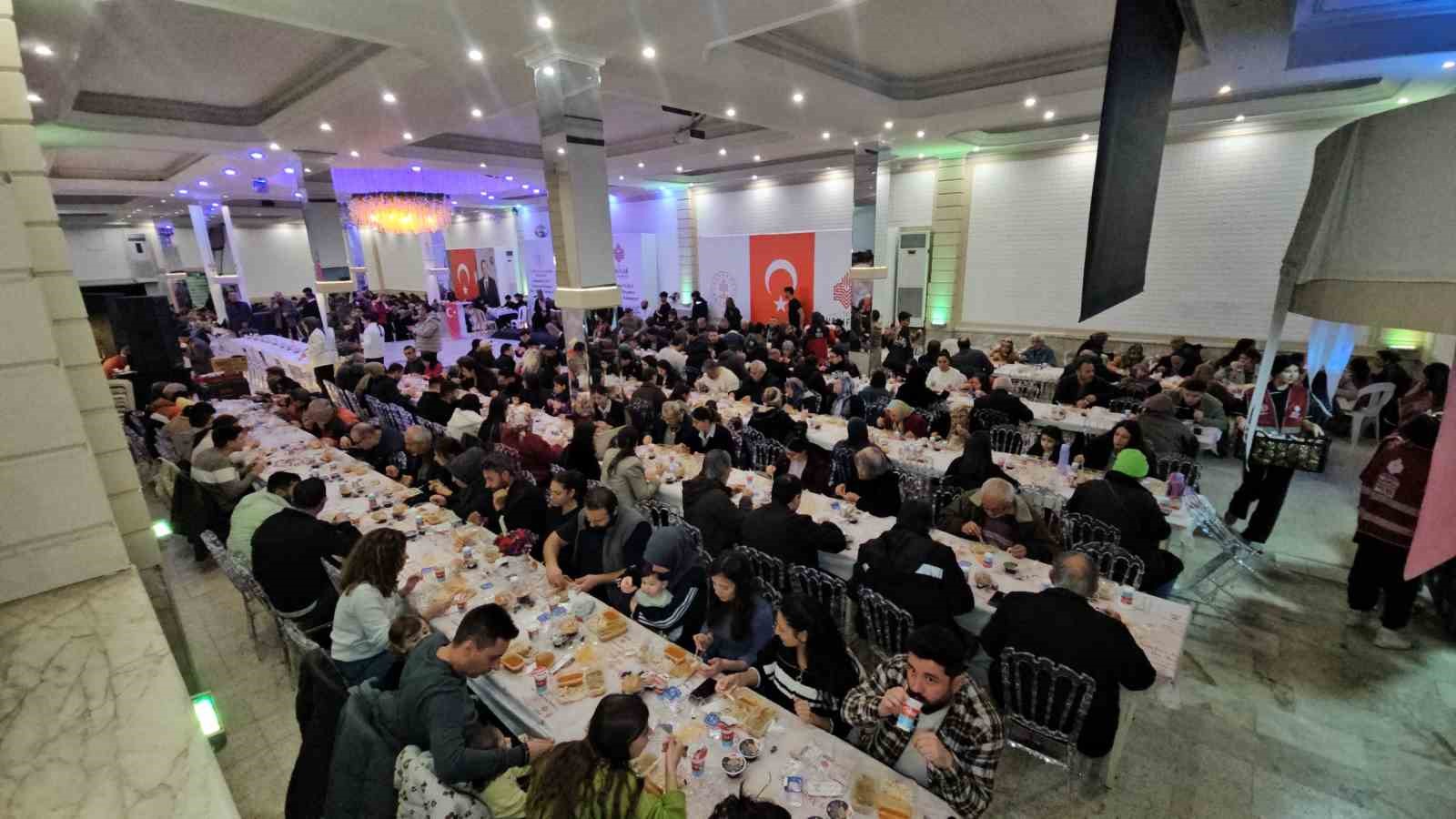 Nazilli’de Vakıflar’ın İftar Sofrası Vatandaşları Bir Araya Getiriyor!