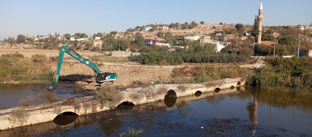 Büyük Menderes’te Tarihi Taşköprü temizleniyor!